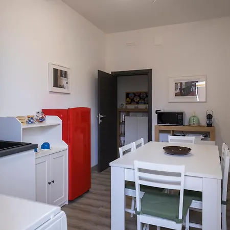 Caliph House 128 Bari