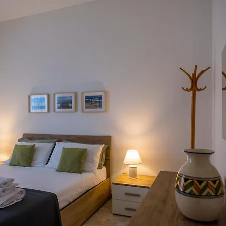 Caliph House 128 * Bari